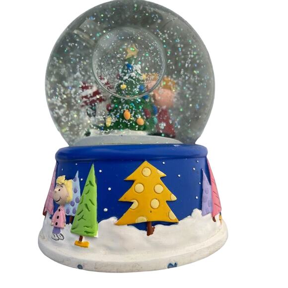 ↳ Hallmark Collectible A Charlie Brown Christmas Musical Snow Globe (1A-03-63WA) - Picture 3 of 8